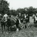 Bild från ” LarsBengts gård”Flintarp Hasslöv tagen 1912
Hästarna heter Blesa och Freja.
Från vänster: Gustav Nilsson, systerson till husbonden Nils Peter Svensson.
I baksätet till vänster: Emma Svensson brorsdotter till Katarina Svensson som sitter till höger skrudad i svart silkeskläde.
Vid sidan om vagnen på hästryggen grannen Karl Nilsson.