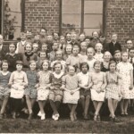 Möllhultsfolkskola 1936-37 Dan Fredholm
Främre raden sittande: Nr 1 Ulla Helgesson 1926 Faritslöv; Nr 2 Svea Holmberg 1925 Varan; Nr 5 Margot Eriksson 1927 Mäsinge; Nr 6 Marta Petersson 1927 Faritslöv; Nr 9 Ethel Högman 1926 Ramsjö och stående därefter Elsa Jönsson 1925 Varan och längst ut Sven Svensson 1927 Lillaryd och Börje Ryberg 1926 Mäsinge.
Andra raden: Nr 2 Karl-Gustaf Hurtig 1924 Ramsjö; Nr 3 Birgit Olsson 1924 Faritslöv (efter Dan Fredholm); Nr 4 Doris Stefansson 1924 Palmagården; Nr 5 Gunborg Jeppsson; Nr 8 Gullan Arvidsson 1925 Faritslöv; Nr 9 Siri Ryberg 1924 Mäsinge
Tredje raden: Nr 1 Ingeborg Karlsson 1924 Varan; Nr 2 Gertrud Jeppsson 1923 ?; Nr 4 Kerstin Alexandersson 1925 Ramsjö; Nr 6 Hildur Johnsson 1923 Glimminge och längst ut Kjell Paulsson 1923 Lillaryd
Övre raden (dubbelrad): Nr 2 Allan Johansson 1925 Mäsinge; Nr 3 Erik Pettersson 1925 Faritslöv; Nr 8 Stig Svensson 1924 Lillaryd; Nr 10 Kjell Wallin 1926 Faritslöv