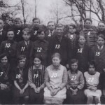 Svenstorp Skola
Rad 1 frv. 1 Emil Söderman, 2 Henning Hallenborg, 3 KallePalmgren?, 4 Ivan Holmberg,
5 Arne Johansson, 6 Einar Svensson, 7 Erik Sebelius och 8 Tage Carlsson.
Rad 2 9 Ove Jönsson, 10 Bror Vitzell?, 11 Torgny Söderman, 12 David Nilsson,
13 Gunnar Johnsson, 14 Kalle Söderman, 15 Sune Karlsson och 16 Tage Svensson
Sittande 17 Märta Nilsson, 18 Inez Eriksson, 19 Karin Holm, 20 Ines Svensson?, 21 Majken...? 22 Brita Johansson, och 23 Ada .....?