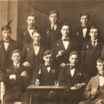 Västra Karup mönstring 1924
1 Erik Sandén Påarp, 2 Gunnar Sellgren Glimminge, 3 Hilbert Eliasson Broddarp, 4 Nils Stefansson Lillaryd, 5 John Strand Glimminge, 6 Henning Stefansson Slättaryd, 7 Holmfrid Johansson Slättaryd, 8 Ivar Paulsson (Svärds Ivar) Glimminge, 9 fjärdingsman Sven Johansson, 10 Yngve Ebbesson Glimminge, 11 Helmer Paulsson Mäsinge, 12 Stefan Paulsson Mäsinge, 13 Gunnar Svensson Lillaryd, 14 Manfred Pettersson Slättaryd.